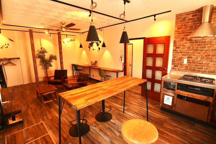 リビング 暖色系の照明で、落ち着いた空間となっています。