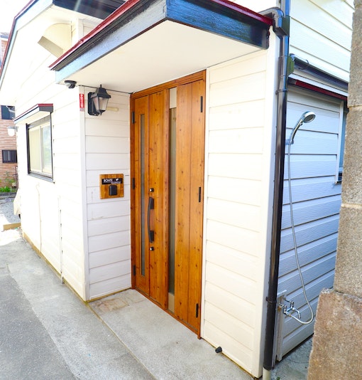 外に簡易的なシャワーも付いていますので、海遊びした後の砂を落とせます。