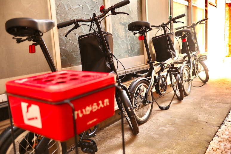 自転車無料貸し出ししています。喫煙所は外にあります。