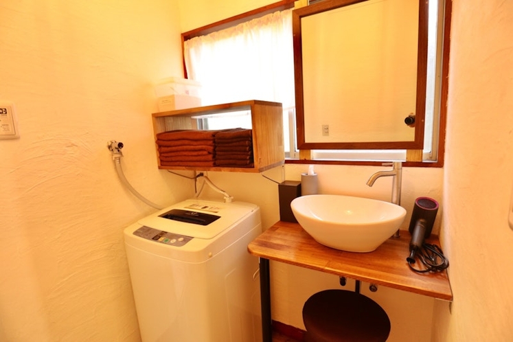 洗面脱衣所 ドライヤー、タオルあります。 洗濯機使用可能。物干し、ハンガーもございます。