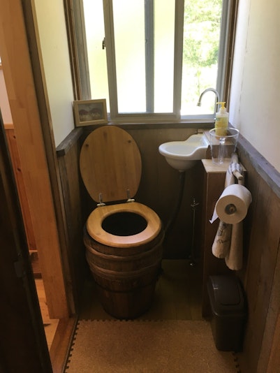 小専用の手作り水洗トイレです。