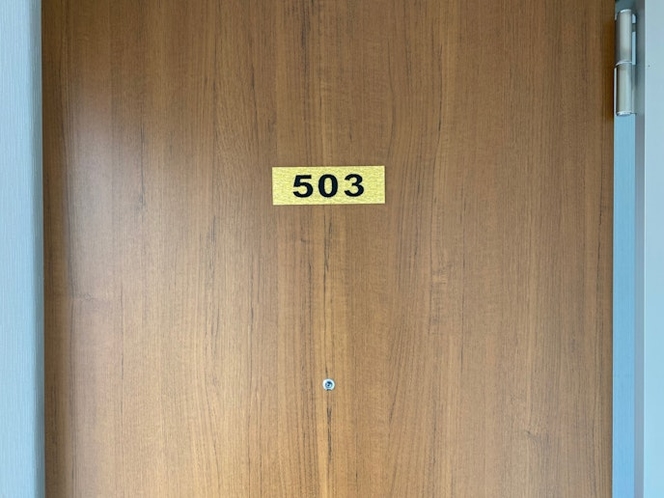 503の入り口ドア、ドアノブにキーボックスがかかっています。