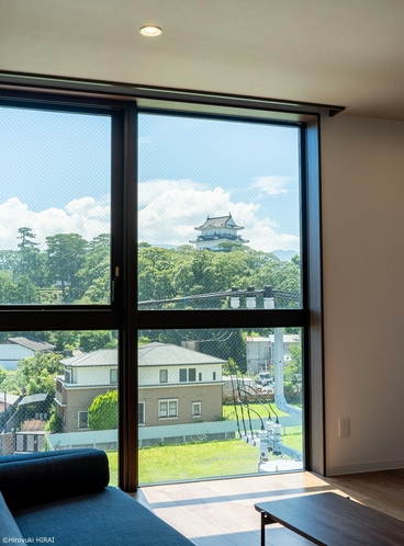 大きな窓からは、小田原城をご覧いただけます。