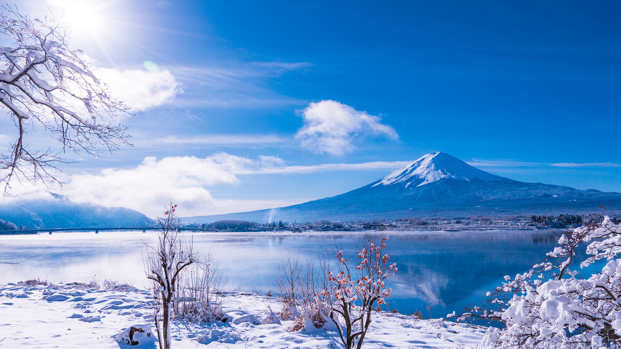 凛と澄んだ空気が富士山の荘厳さを引き立てます