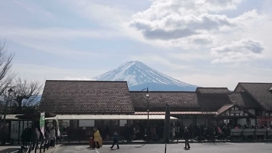 ・河口湖駅：当館から徒歩約10分