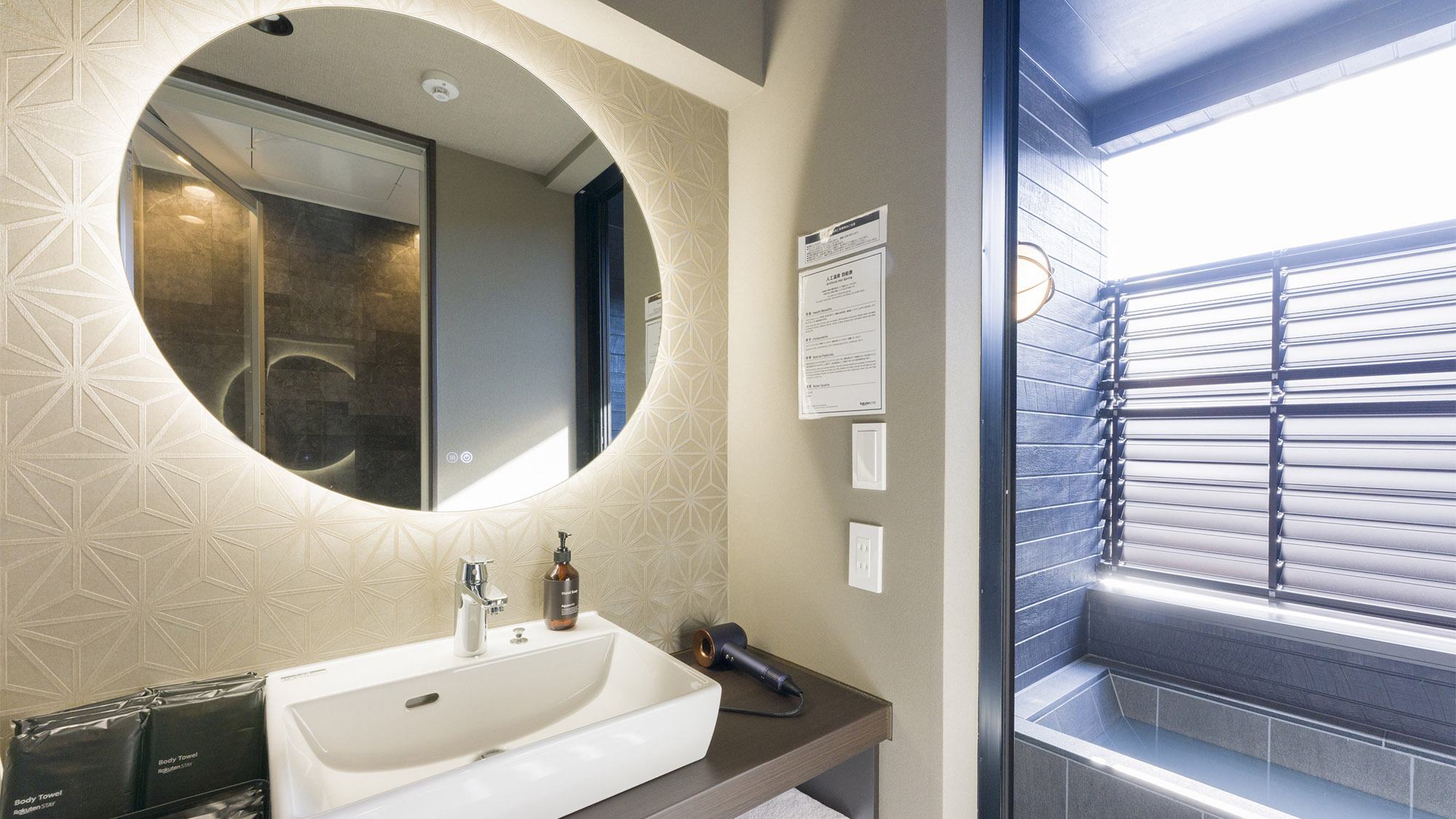 客室一例 / LED照明付きミラーの洗面所