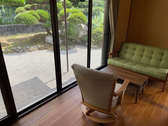 広縁から前庭を望む。