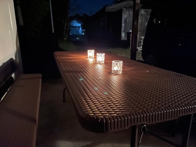 夜は玄関ポーチの電灯をつければテーブルスペースが使えます。ローソクは火の始末に気をつけてご自由...