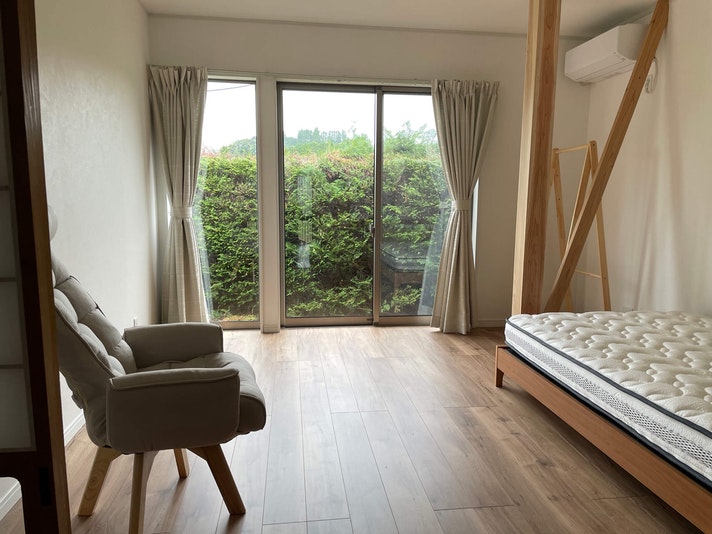 洋室の植え込みの向こうは小櫃側まで続く広い草地。