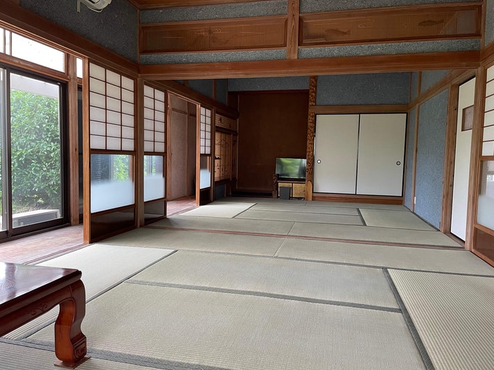 広縁側から見た続き和室。古くはあるが、青い砂壁、欄間に魚が泳ぐ意匠が面白い。