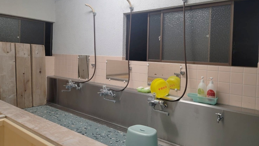 大浴場 ・The large public bath and the shower room