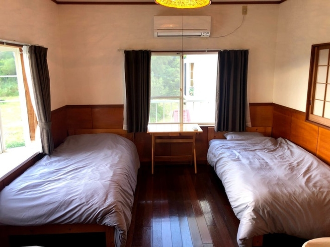 2階の寝室にはベッドが二つあります