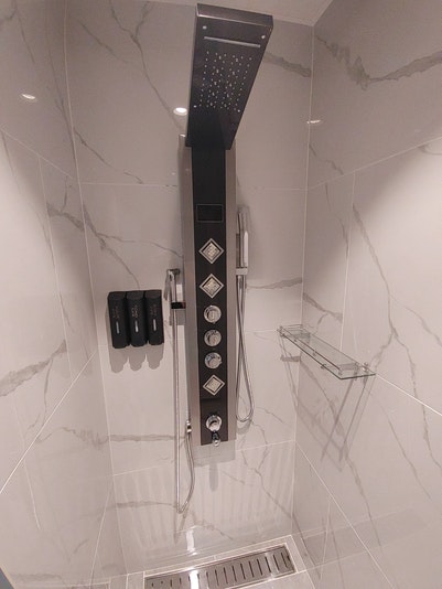 シャワールーム Shower Room