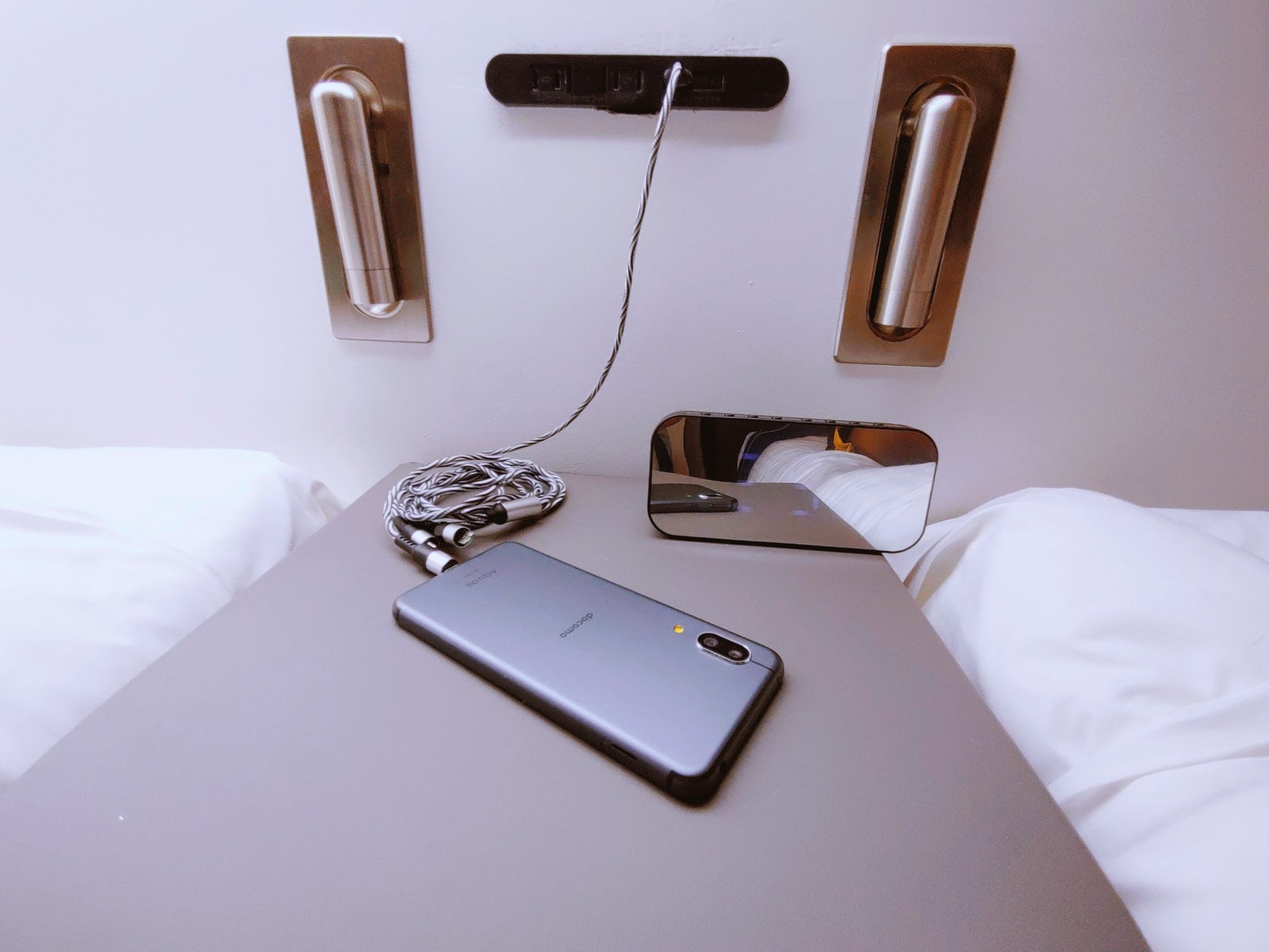 充電ケーブルType-b、Type-c、Lightningの三本が一体になったケーブルがございます。