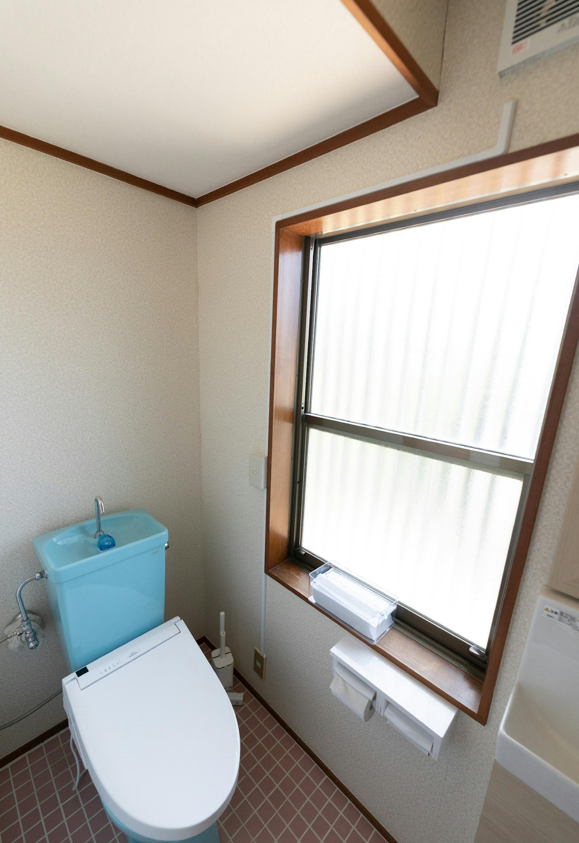 トイレ　1階の玄関横