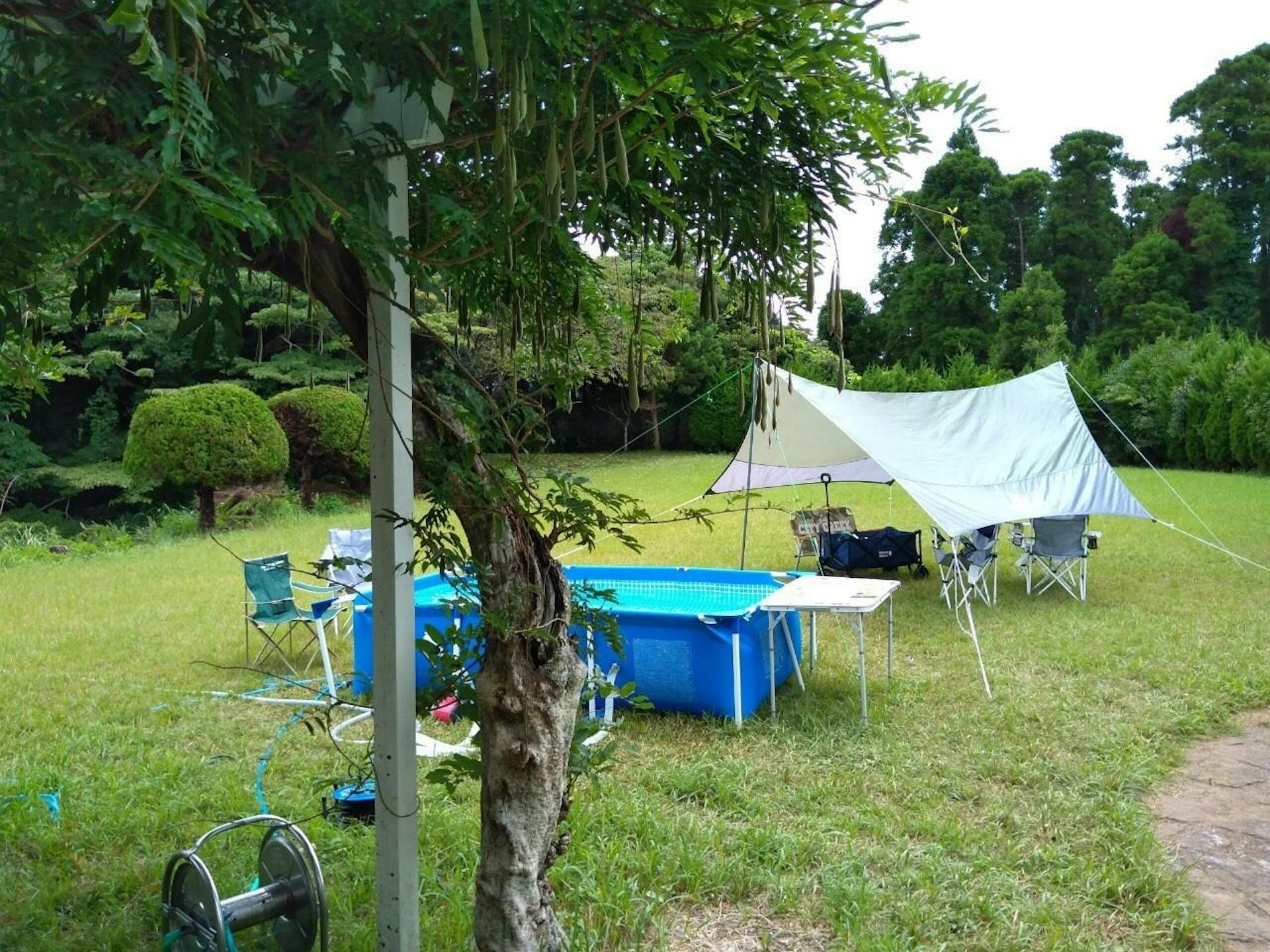 簡易プール,タープ,テーブルを置き