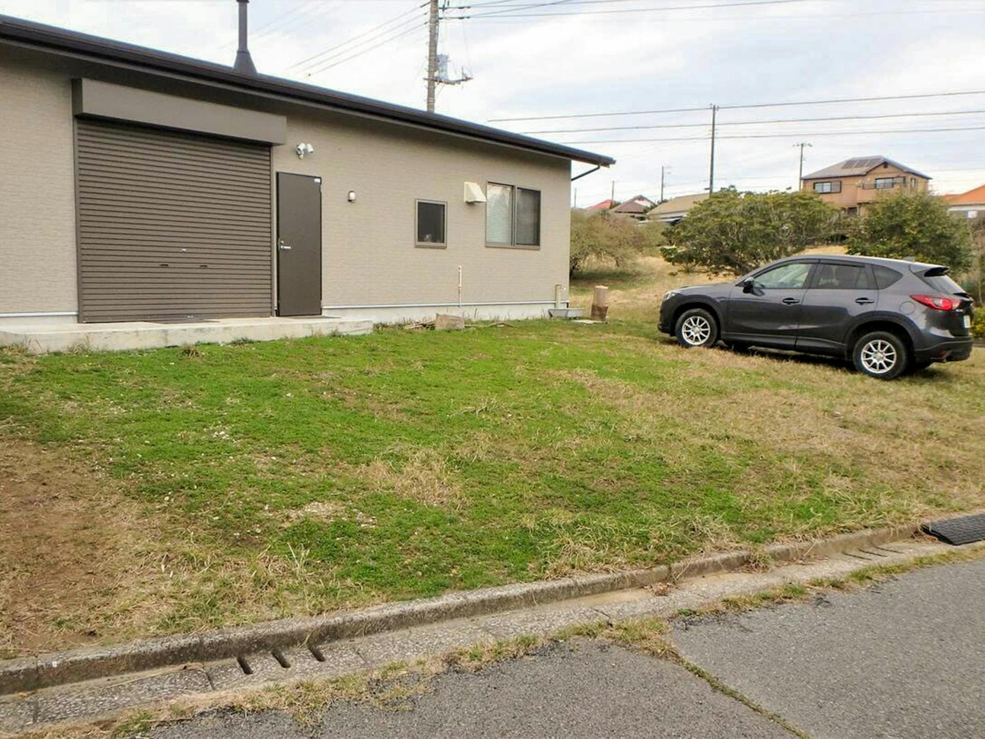 ・管理棟にも駐車スペースがございます