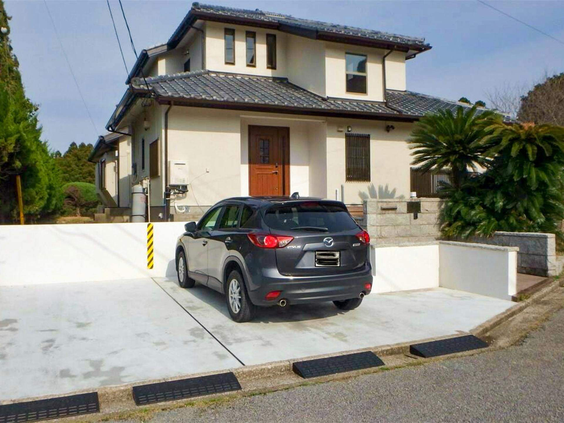 ・本館の前に2台駐車スペースがございます