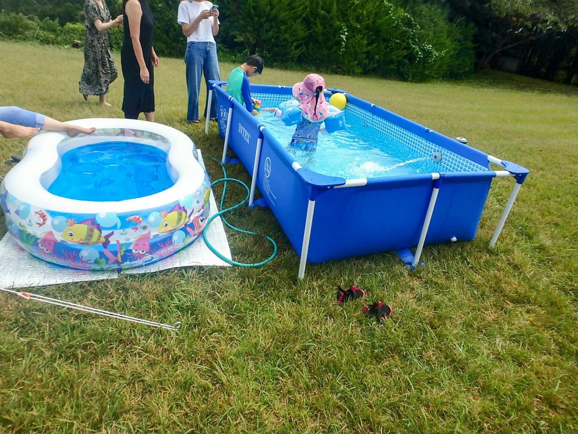 ・お庭に大きなプールを置いてお子さんと水遊び
