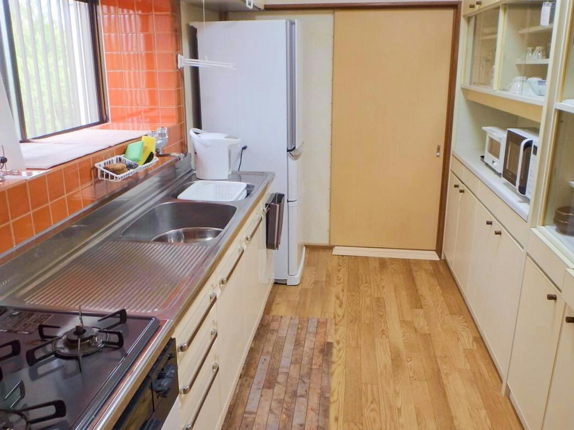 ・広いキッチンと冷蔵庫がございます