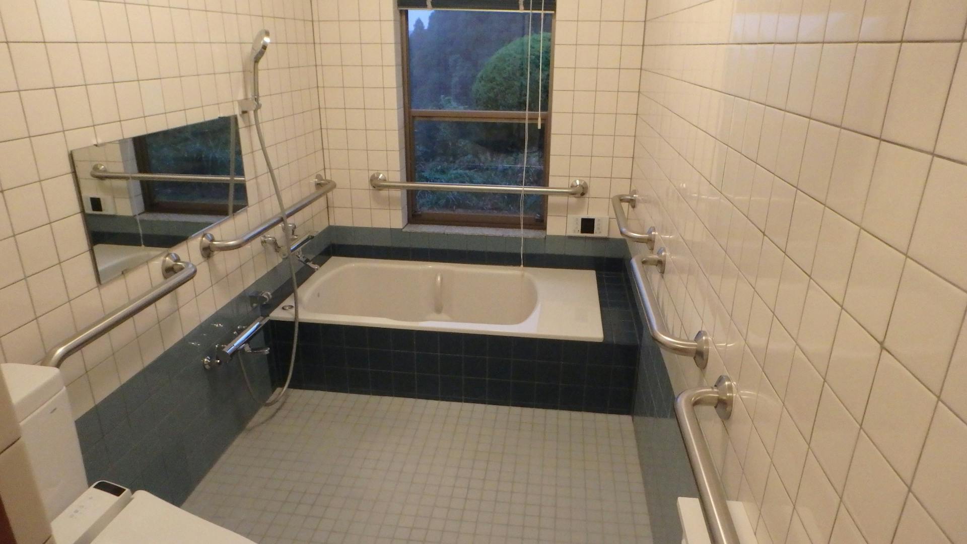 浴室2　介護ベッド付 6畳洋室の隣