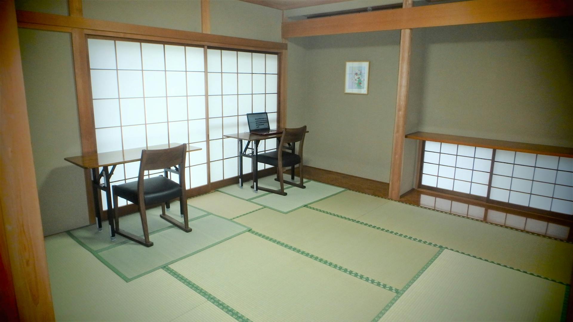 客室１： 8畳和室 仕事机を出して