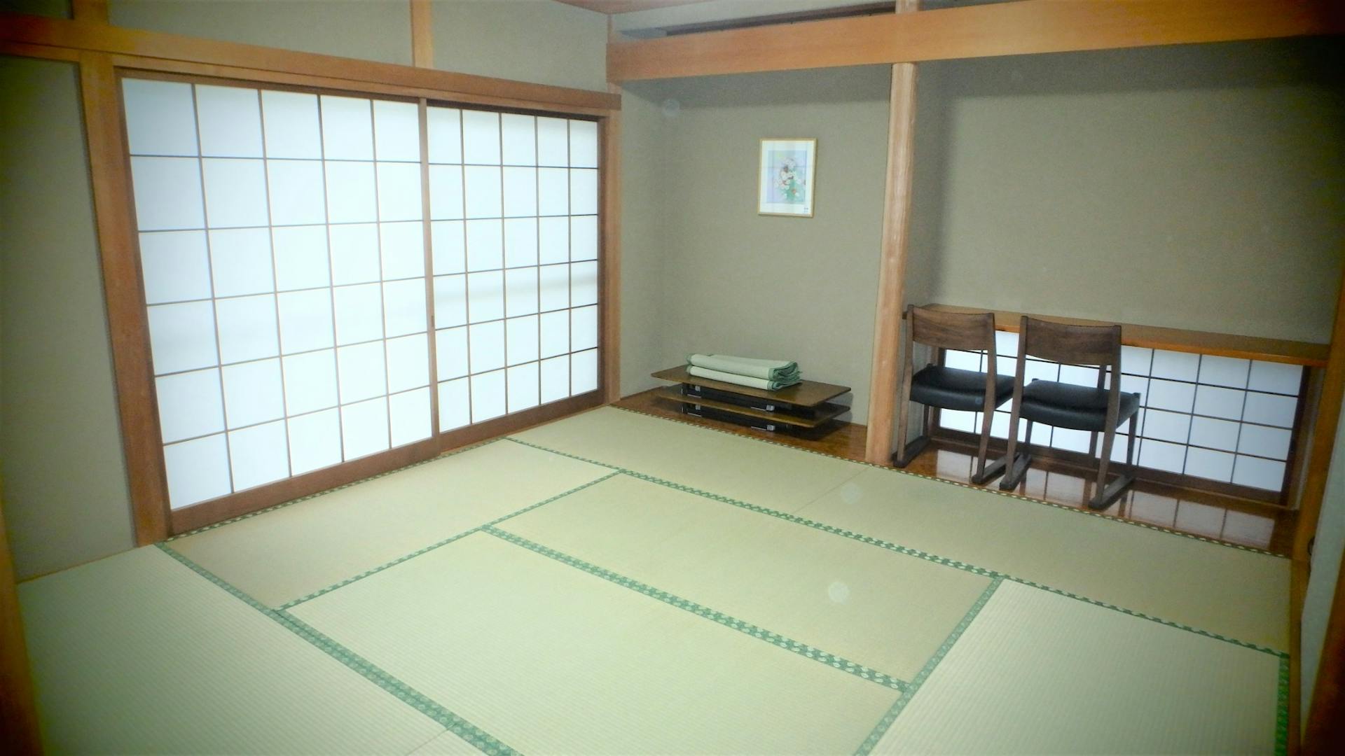 客室1：8畳和室 仕事机を片付けて