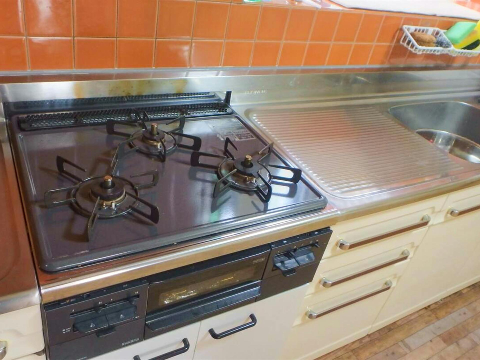 ・3口コンロで大人数の食事の用意も簡単に