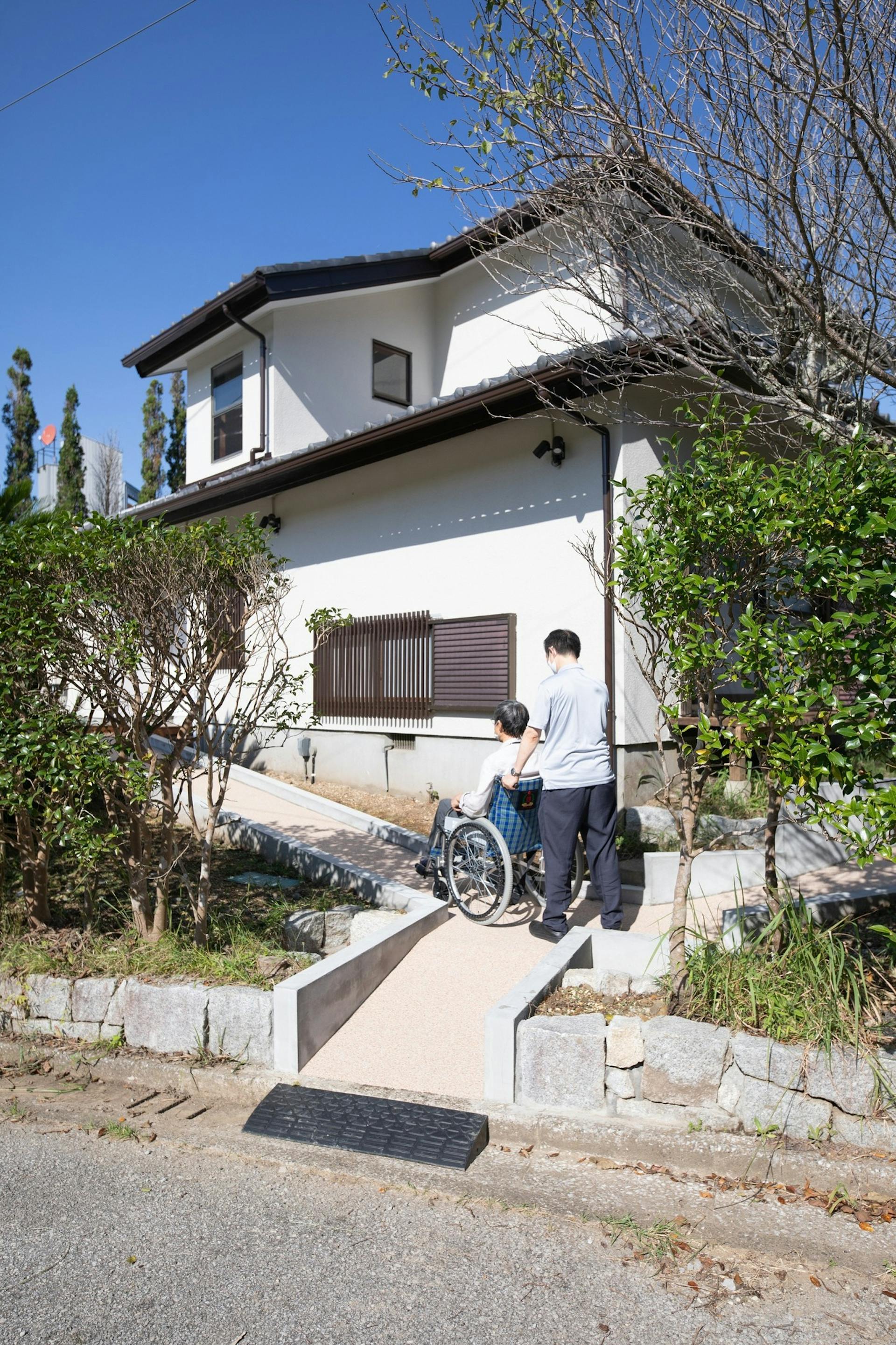 バリアフリー　玄関へのスロープ