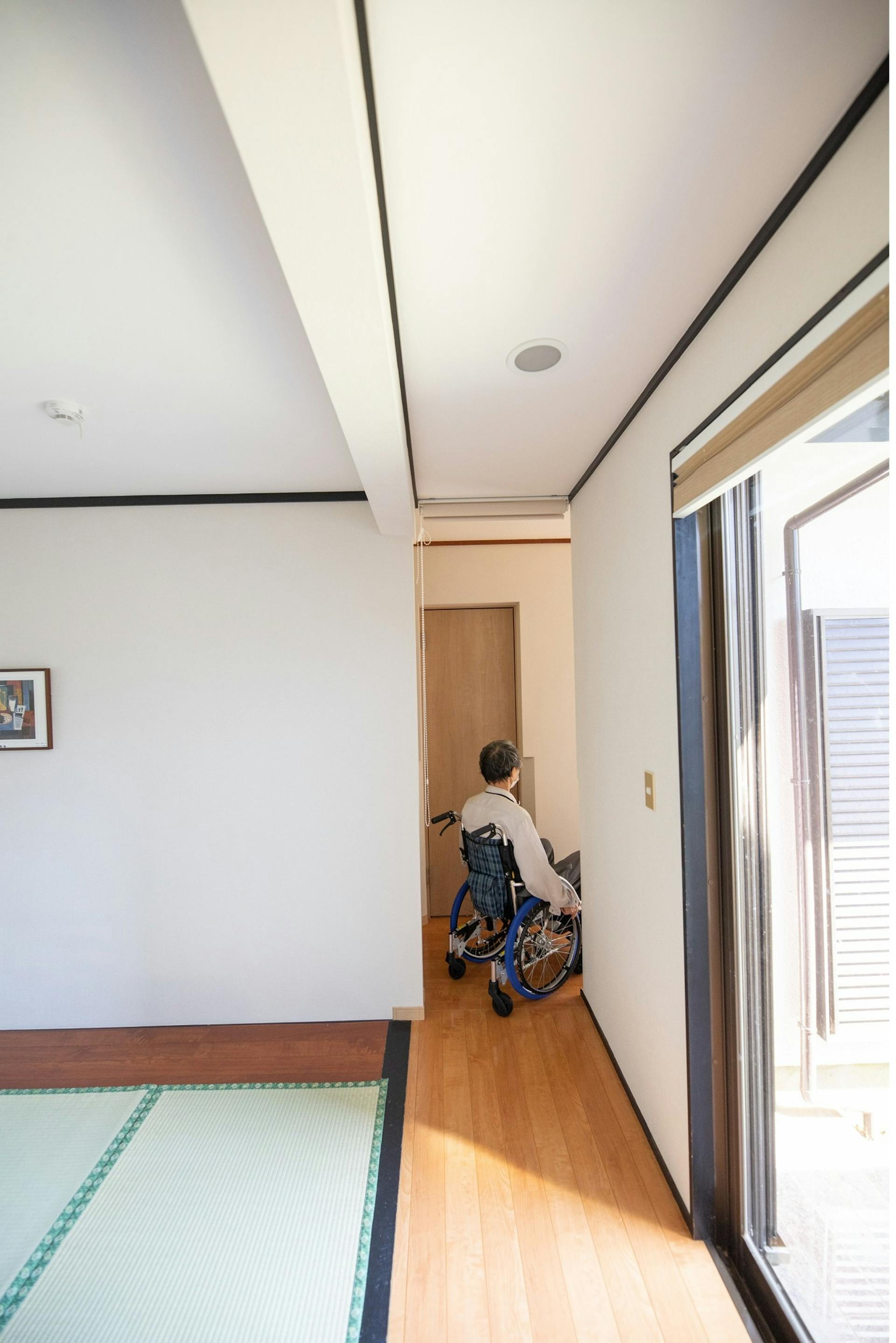 バリアフリー  廊下を行く
