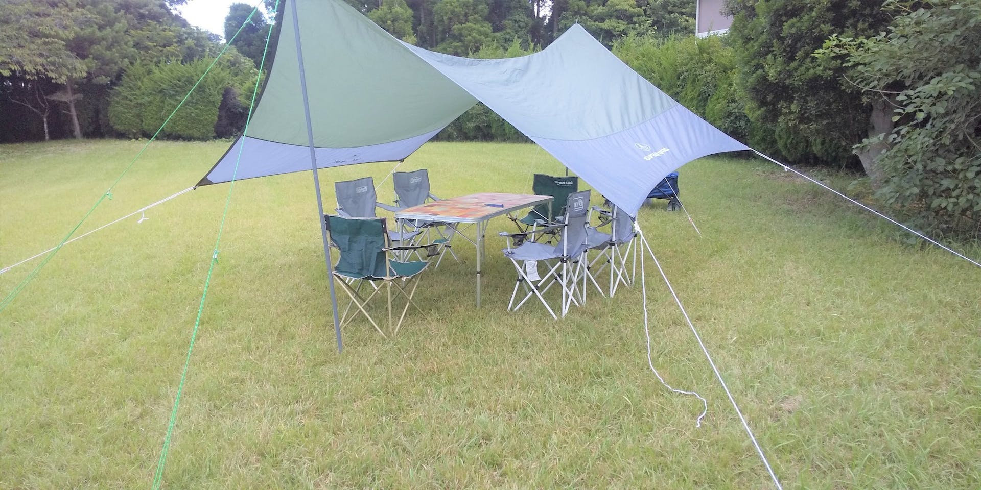 庭にタープ/テーブル/椅子を置いて