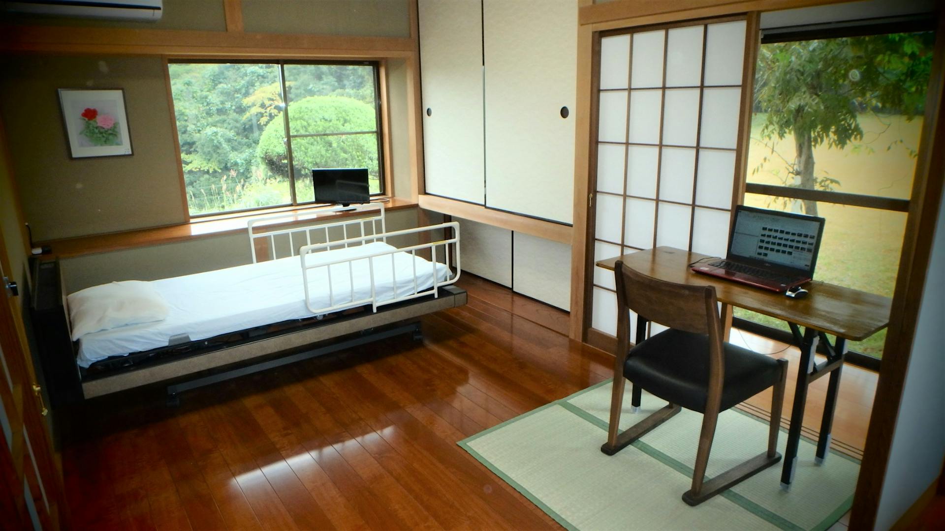 客室3：6畳洋室 介護ベッド付+机　