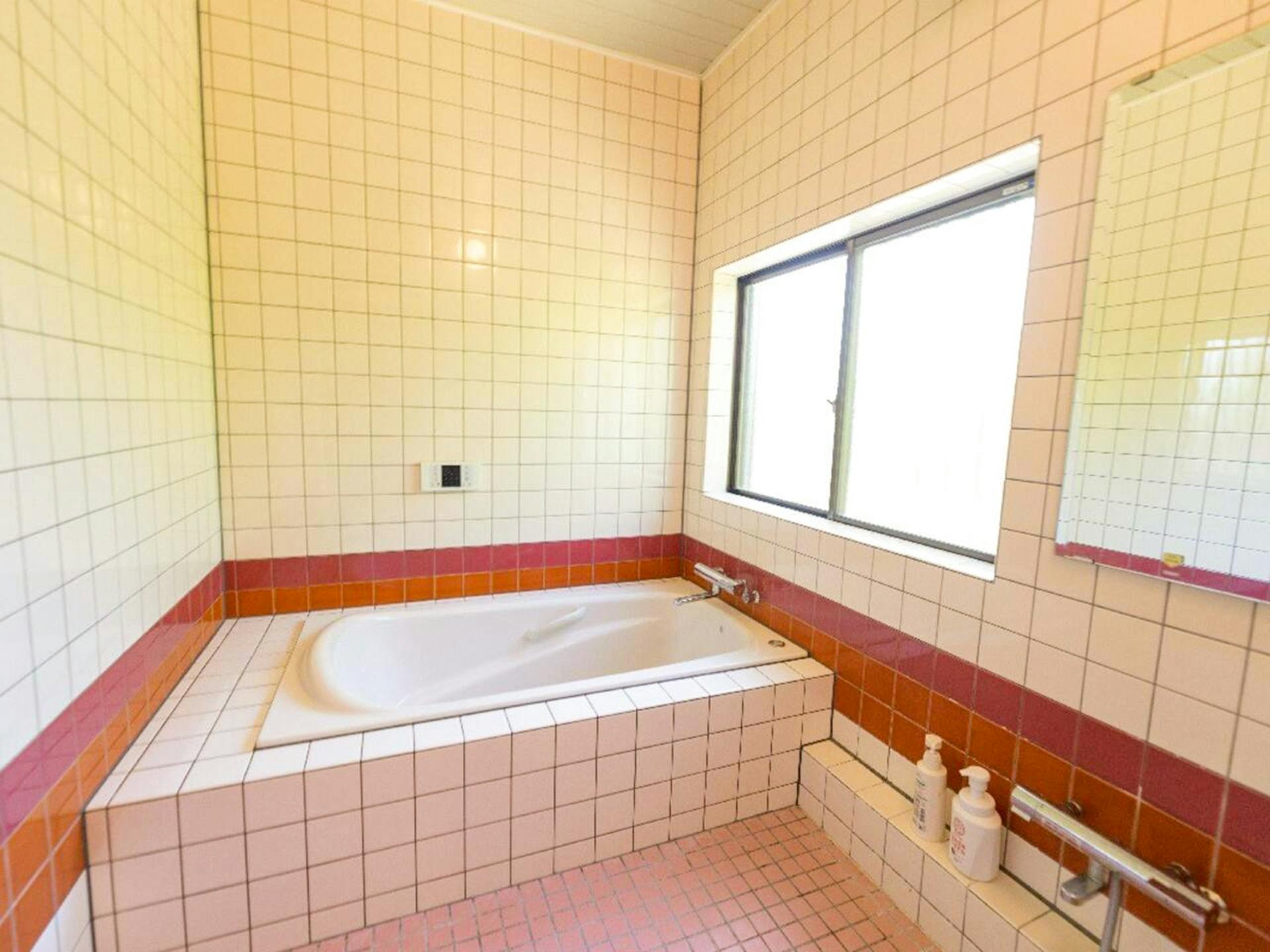 ・浴室は1階に2つございます