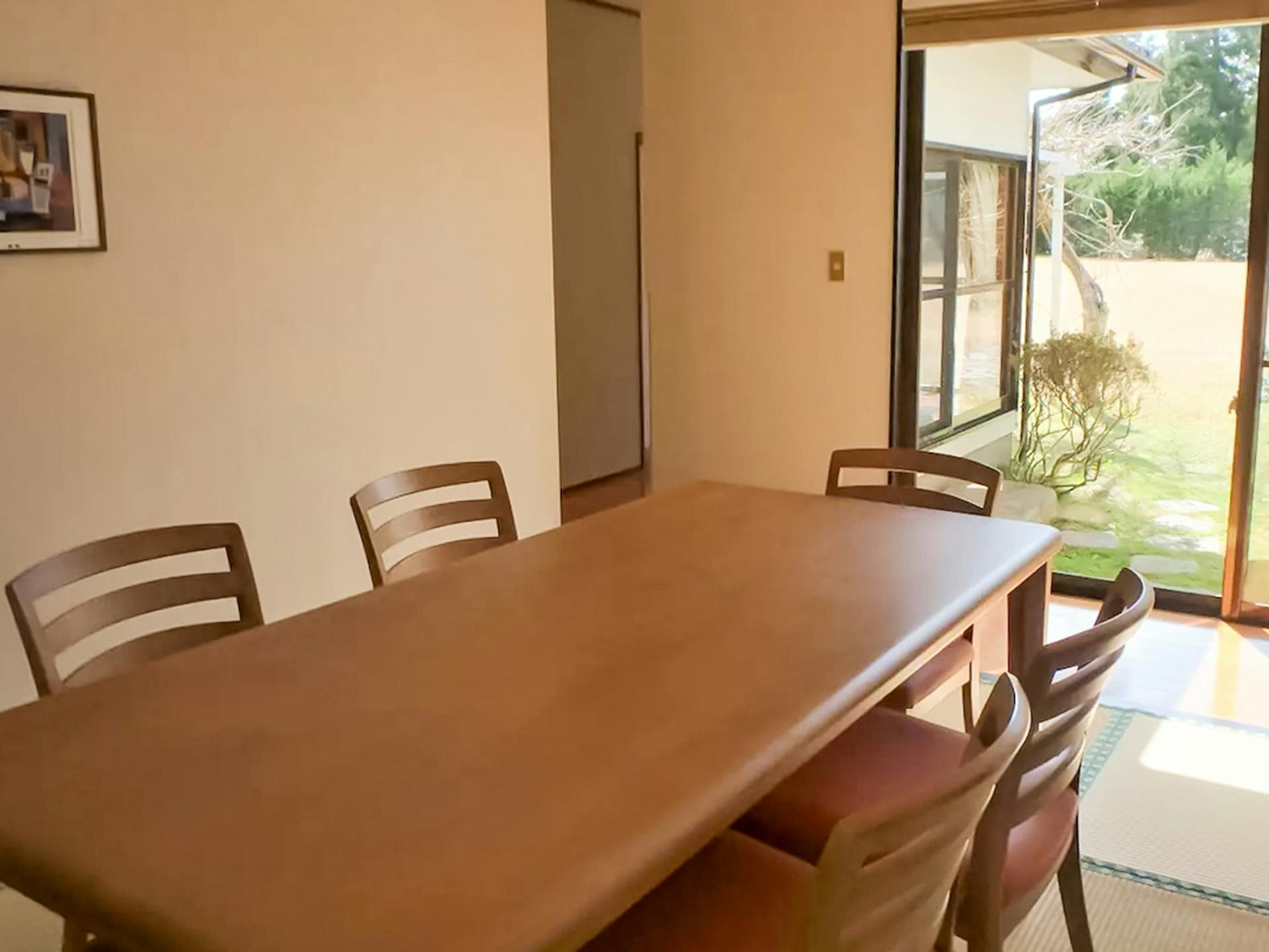 ・ゆったりとしたスペースでお食事をお楽しみください