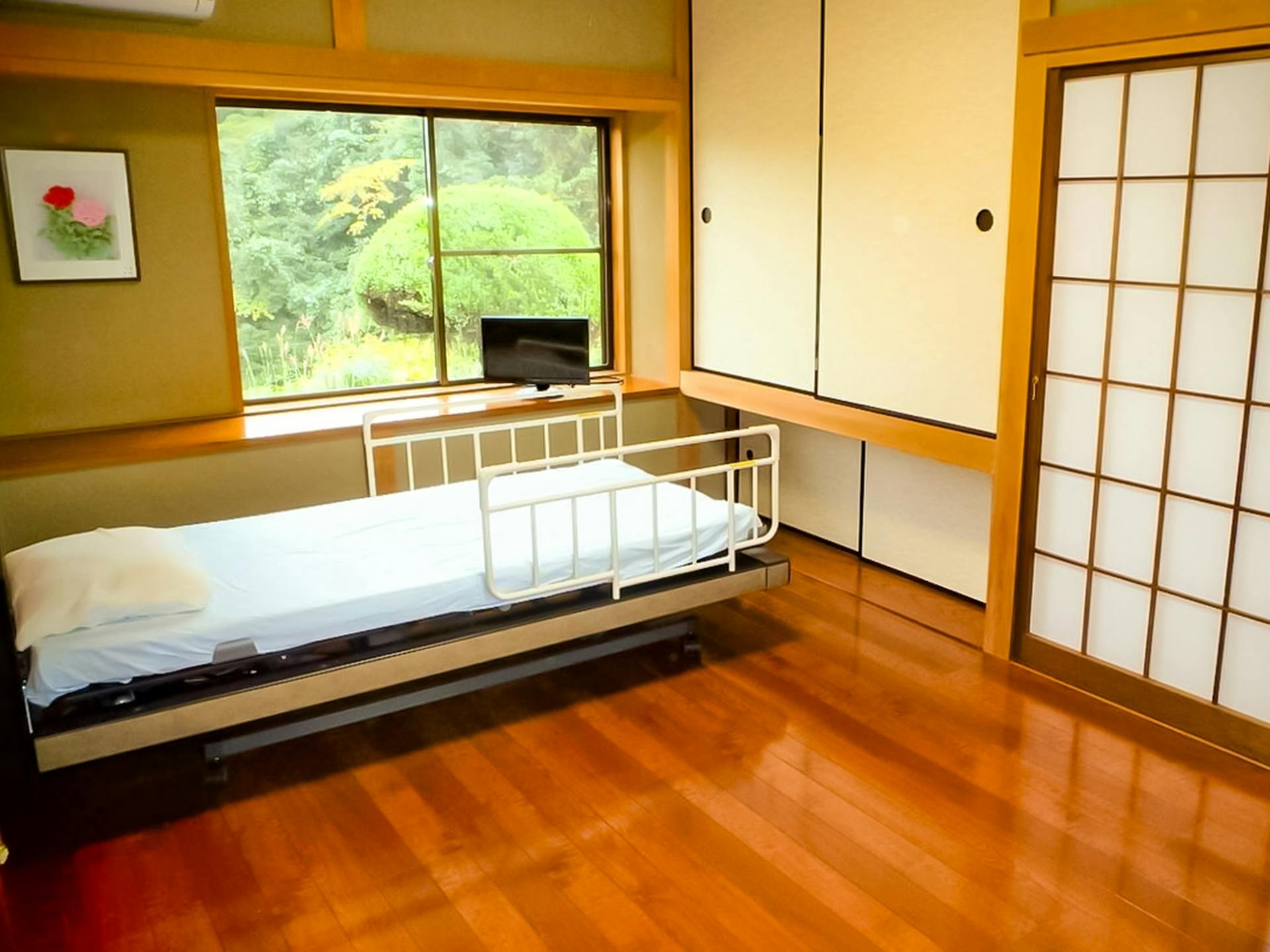 ・どなたでもご利用しやすい介護ベッドを設置