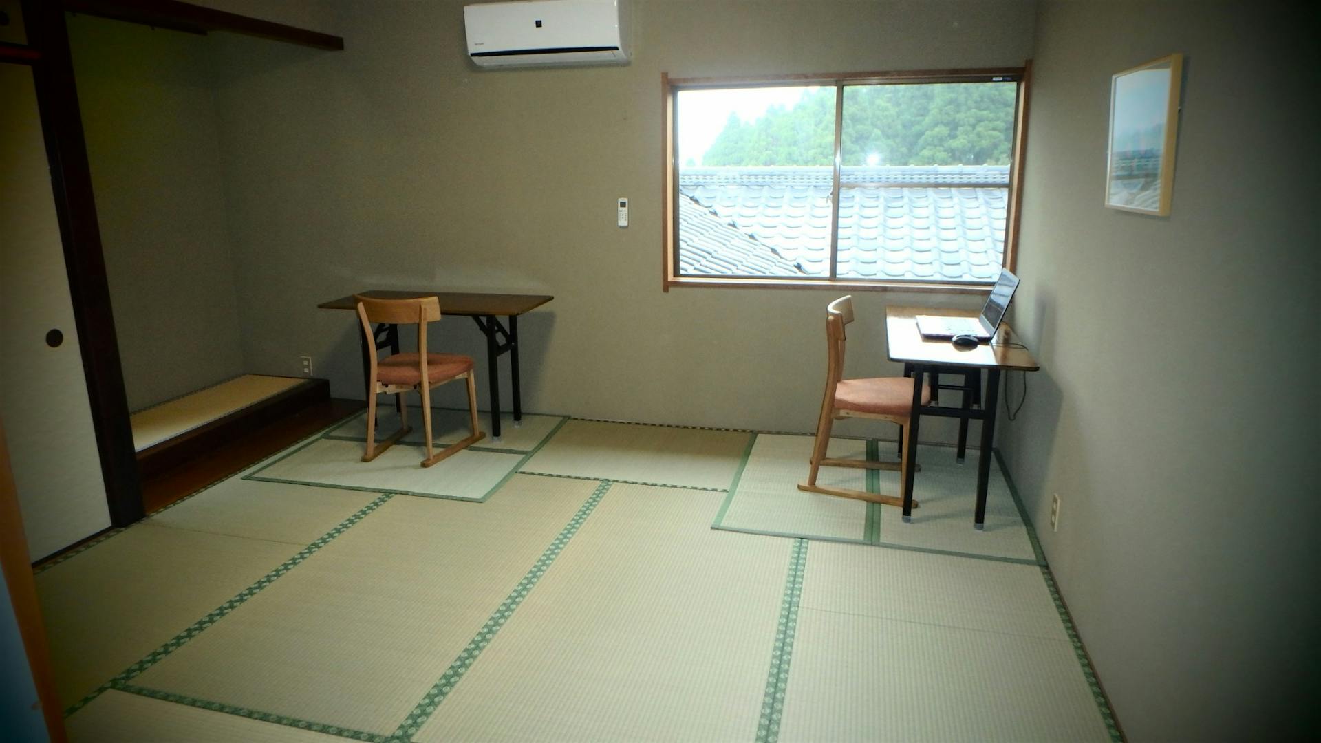 客室5：8畳和室 仕事机を出して