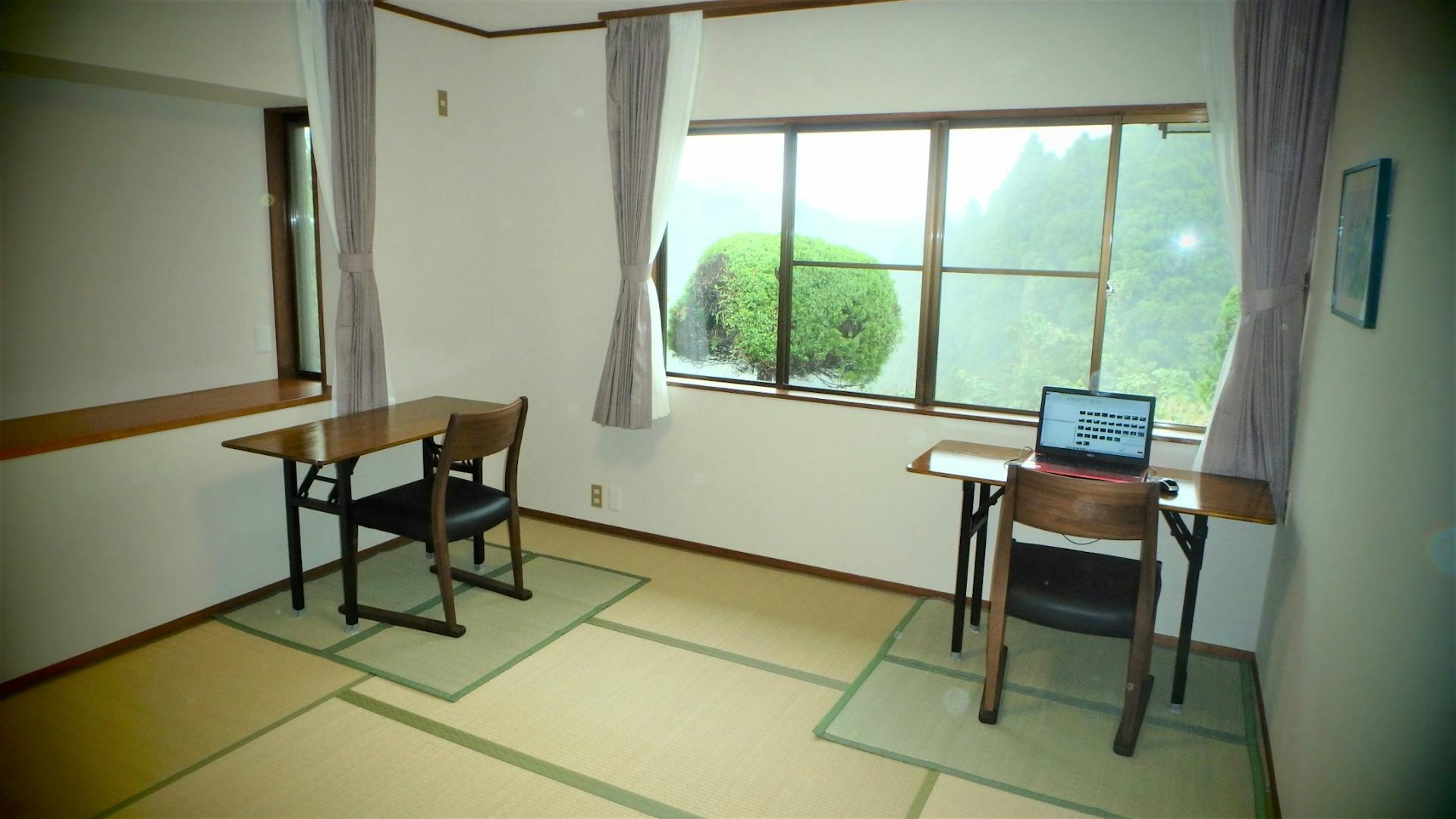 客室2：8畳和室 仕事机を出して