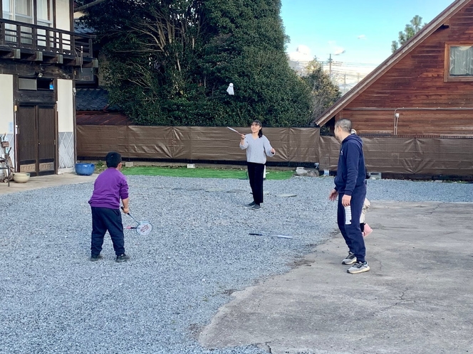 庭でのバドミントン遊び