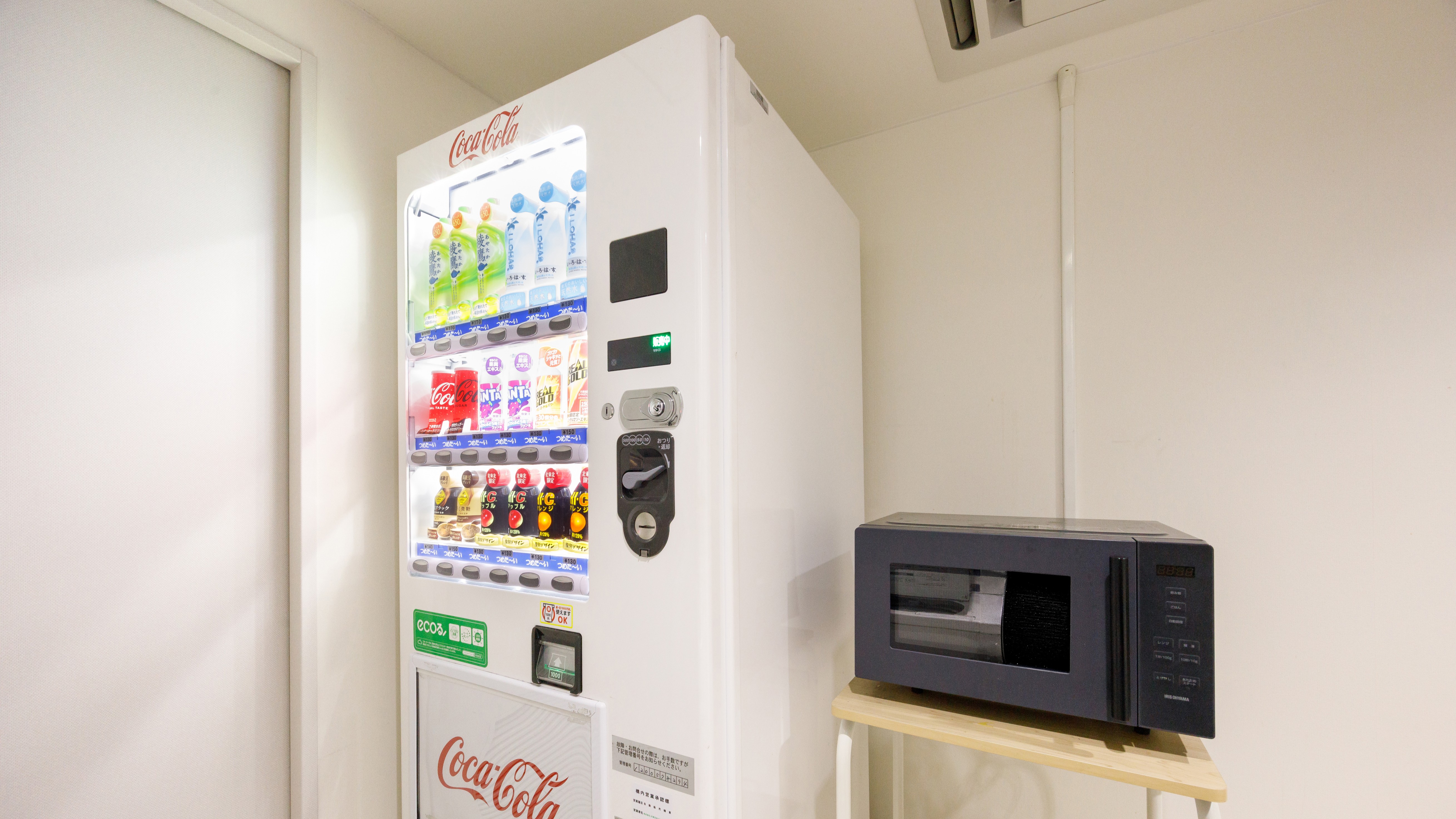 【館内設備　自動販売機と電子レンジ】