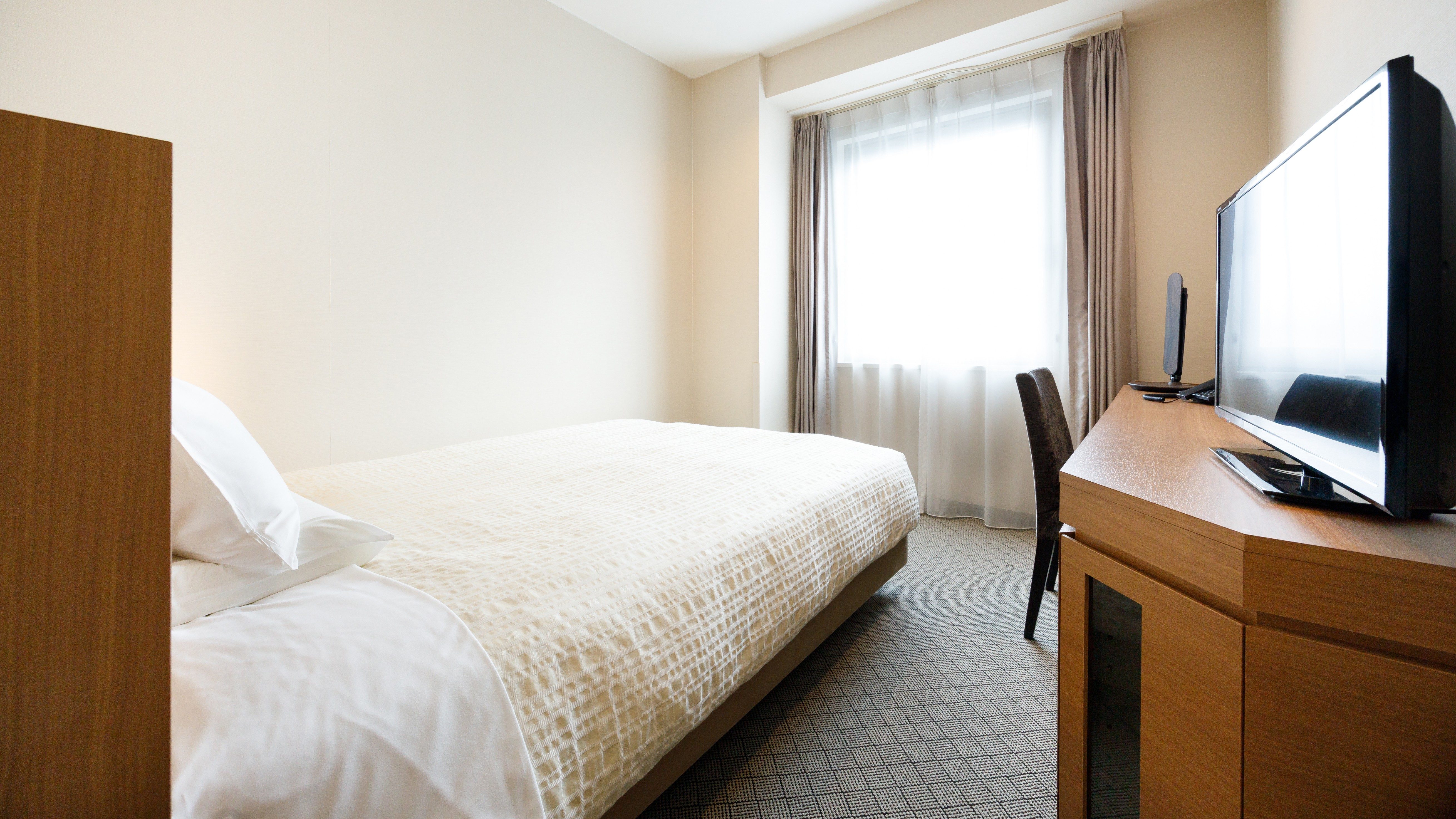 【シングル】15平米　ベッド：幅140cm&times;長さ195cm 1台