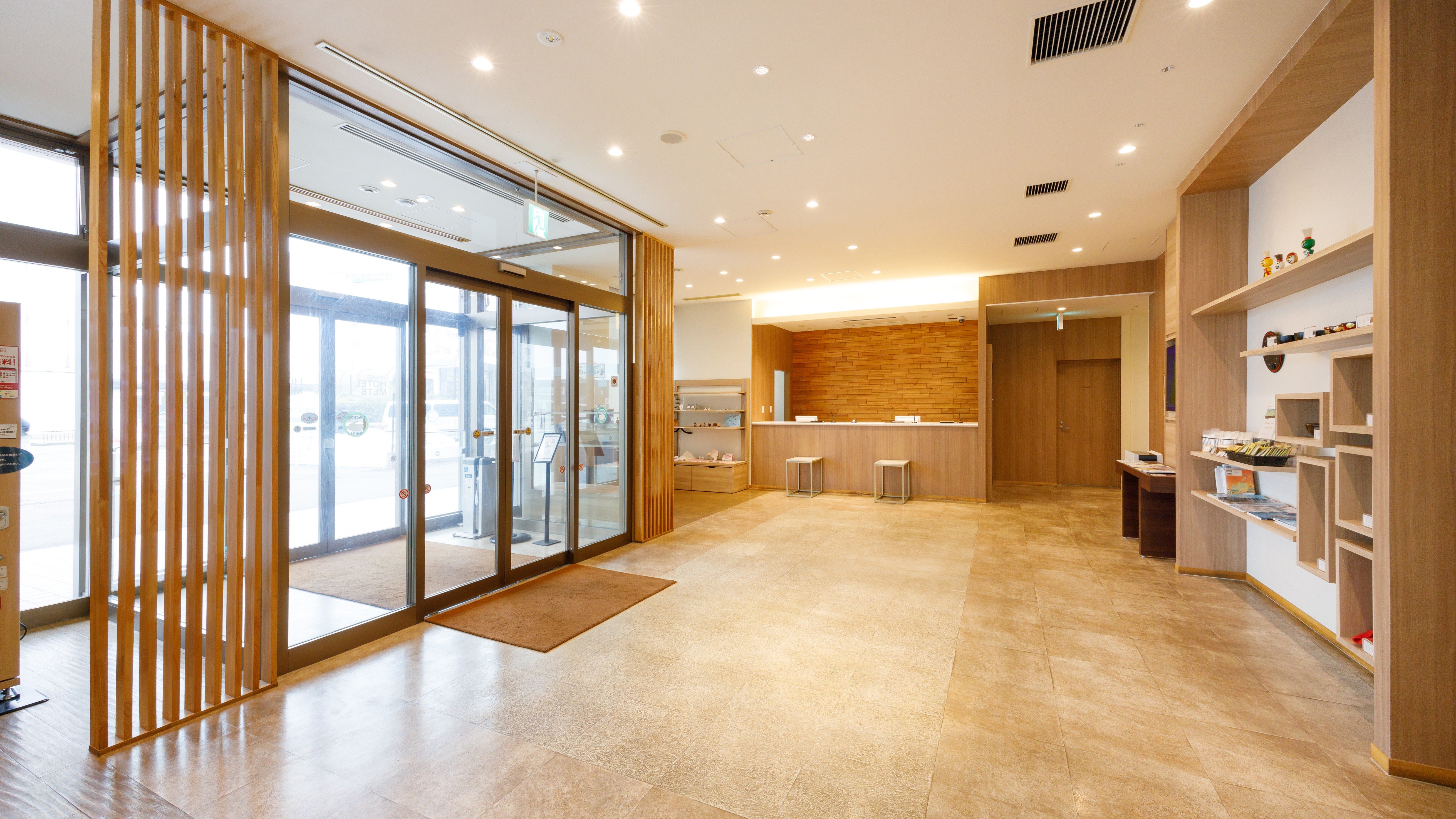 【木のぬくもりが感じられるロビー】