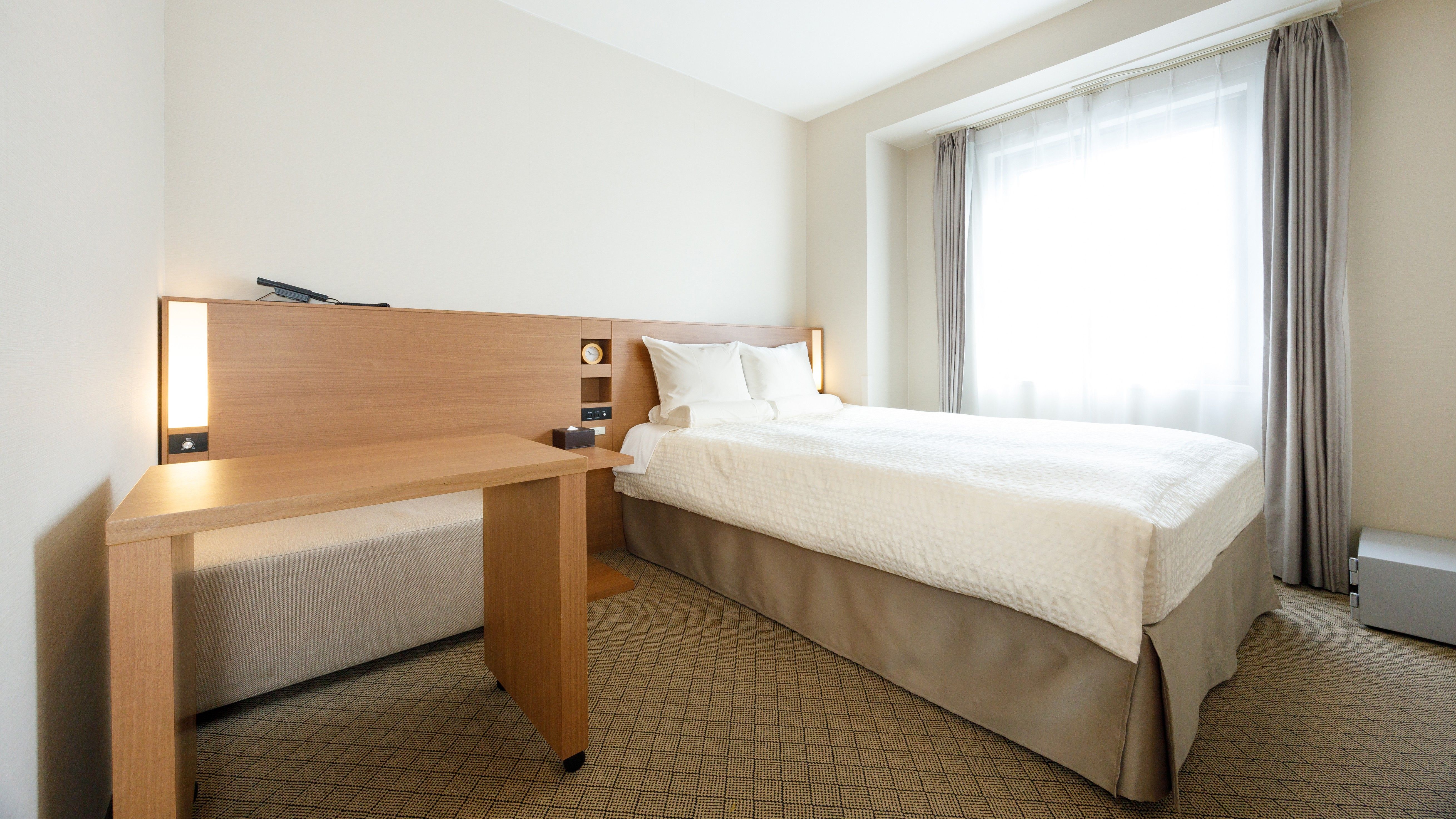 【デラックスシングル ダブルユース】17平米　ベッド：幅140cm&times;長さ205cm 1台