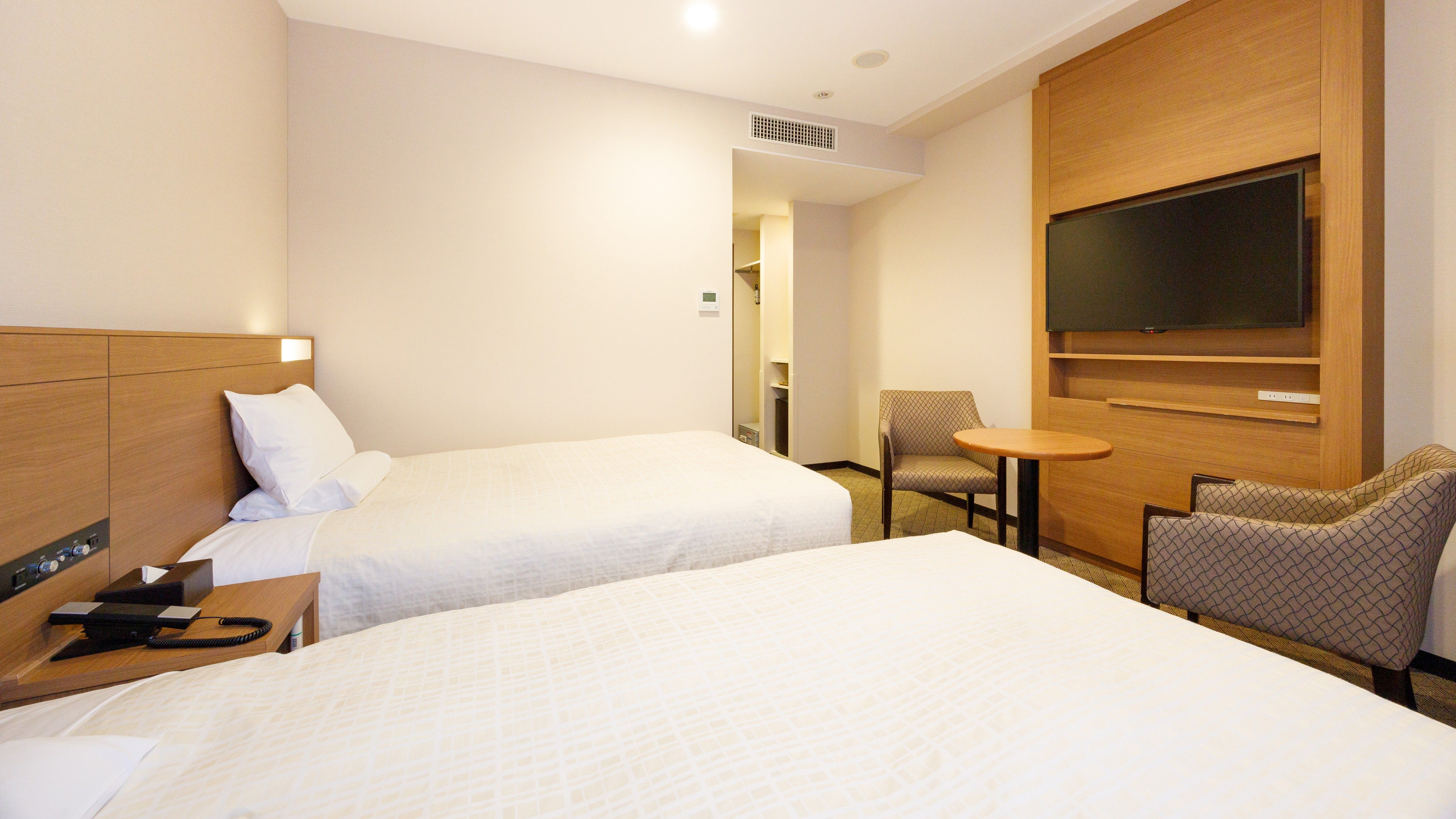 【ツイン】20平米　ベッド：幅120cm&times;長さ195cm 2台