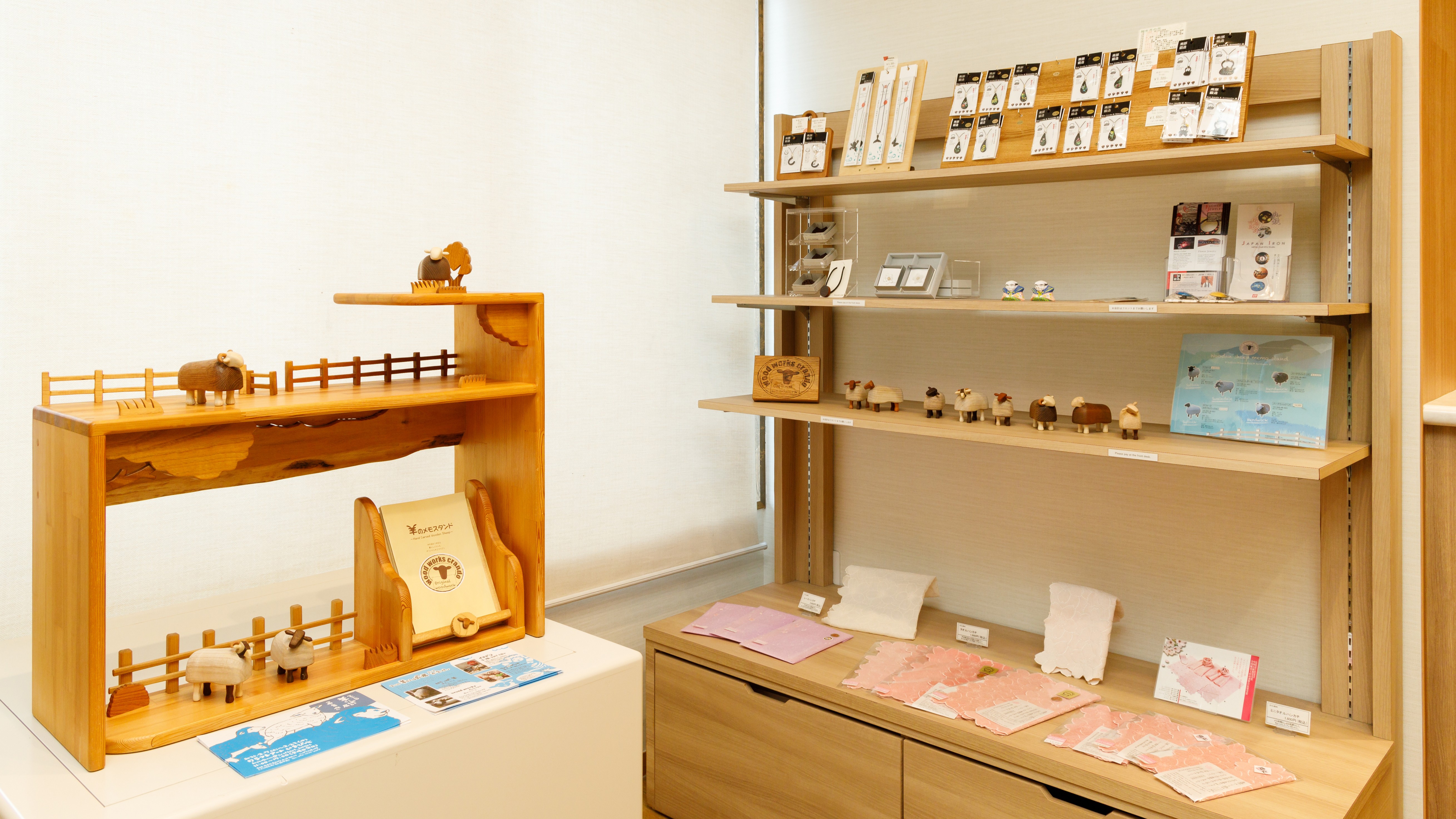 【木のぬくもりが感じられるロビー】