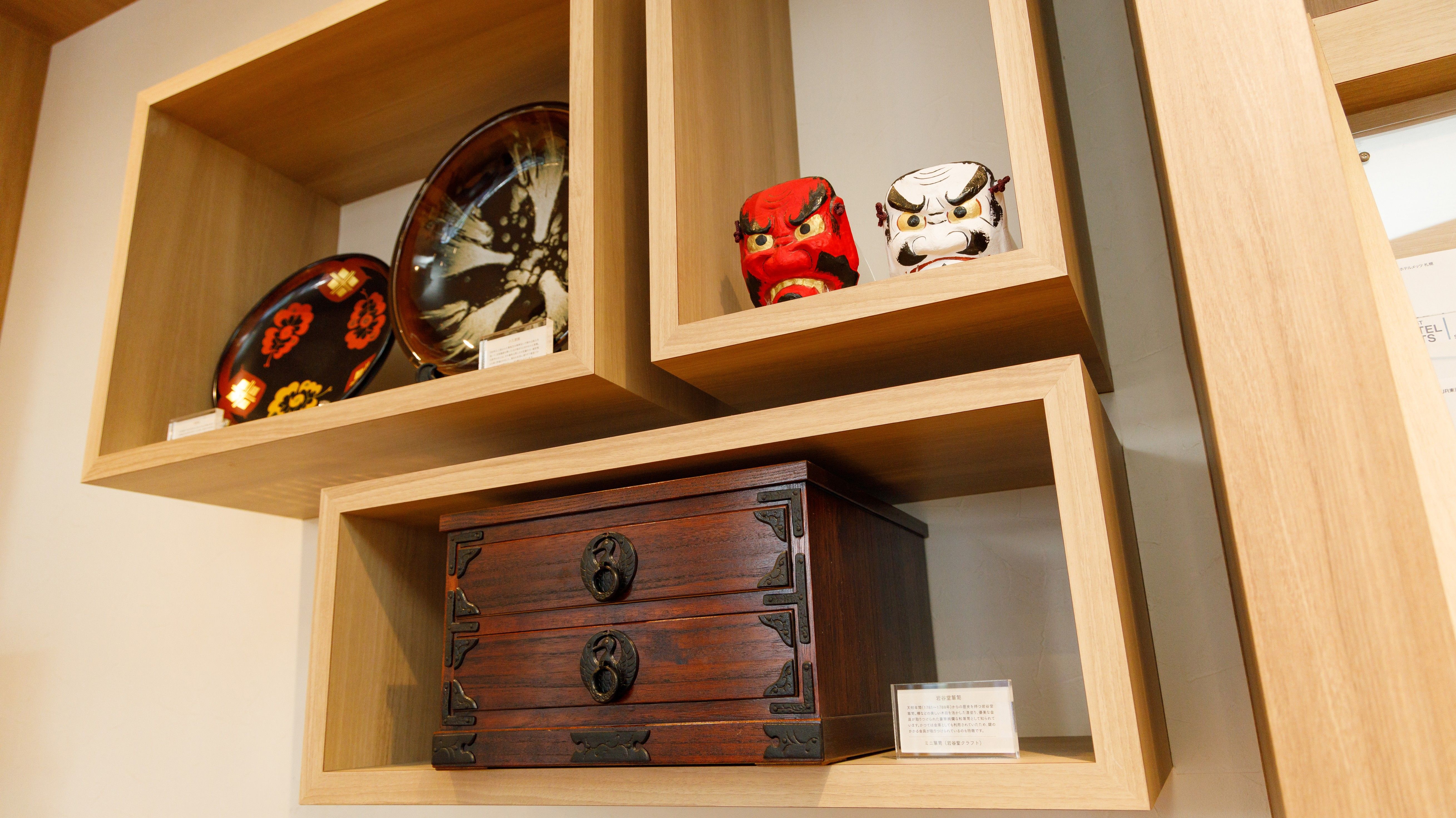 【木のぬくもりが感じられるロビー】