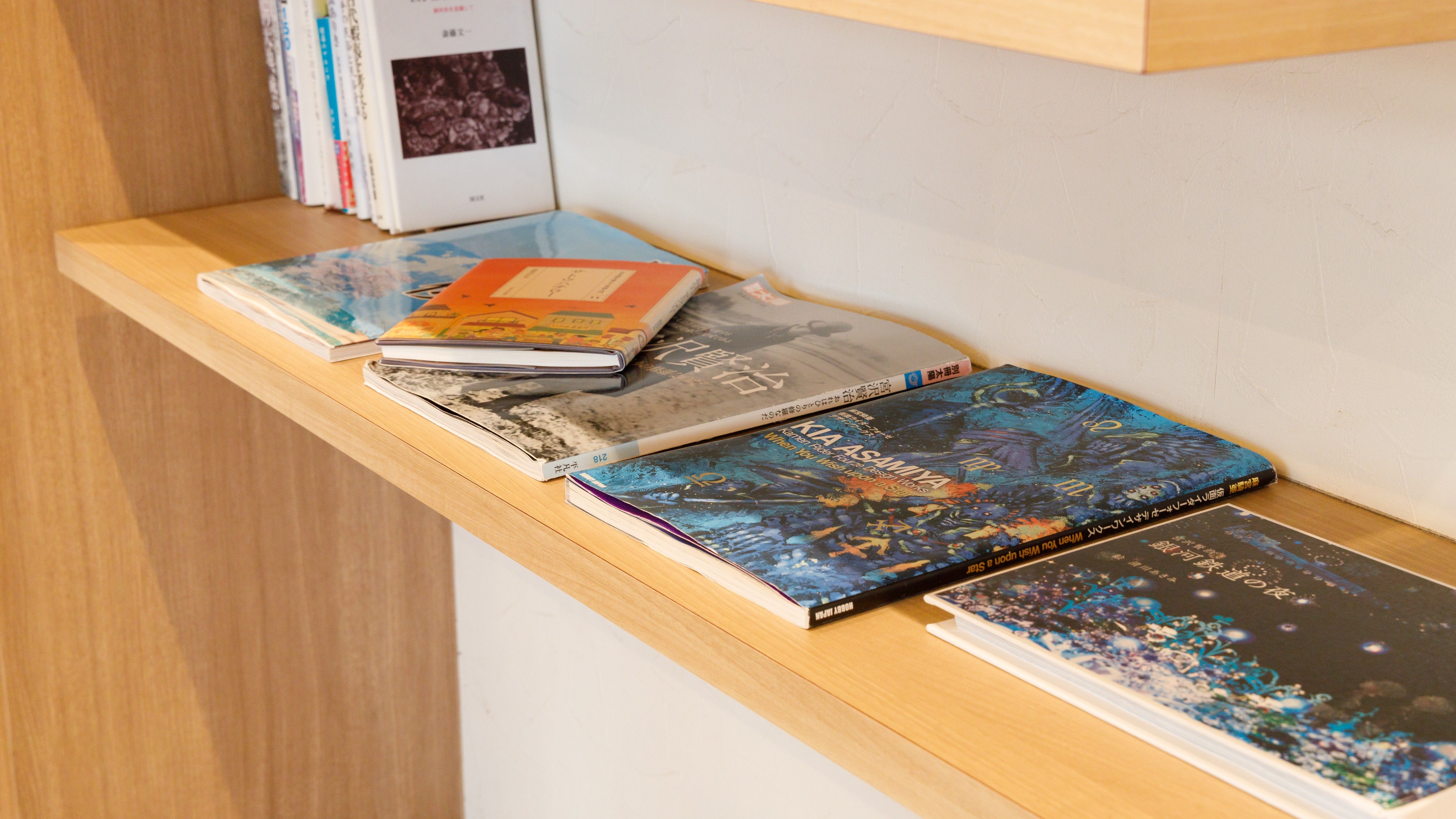 【木のぬくもりが感じられるロビー】