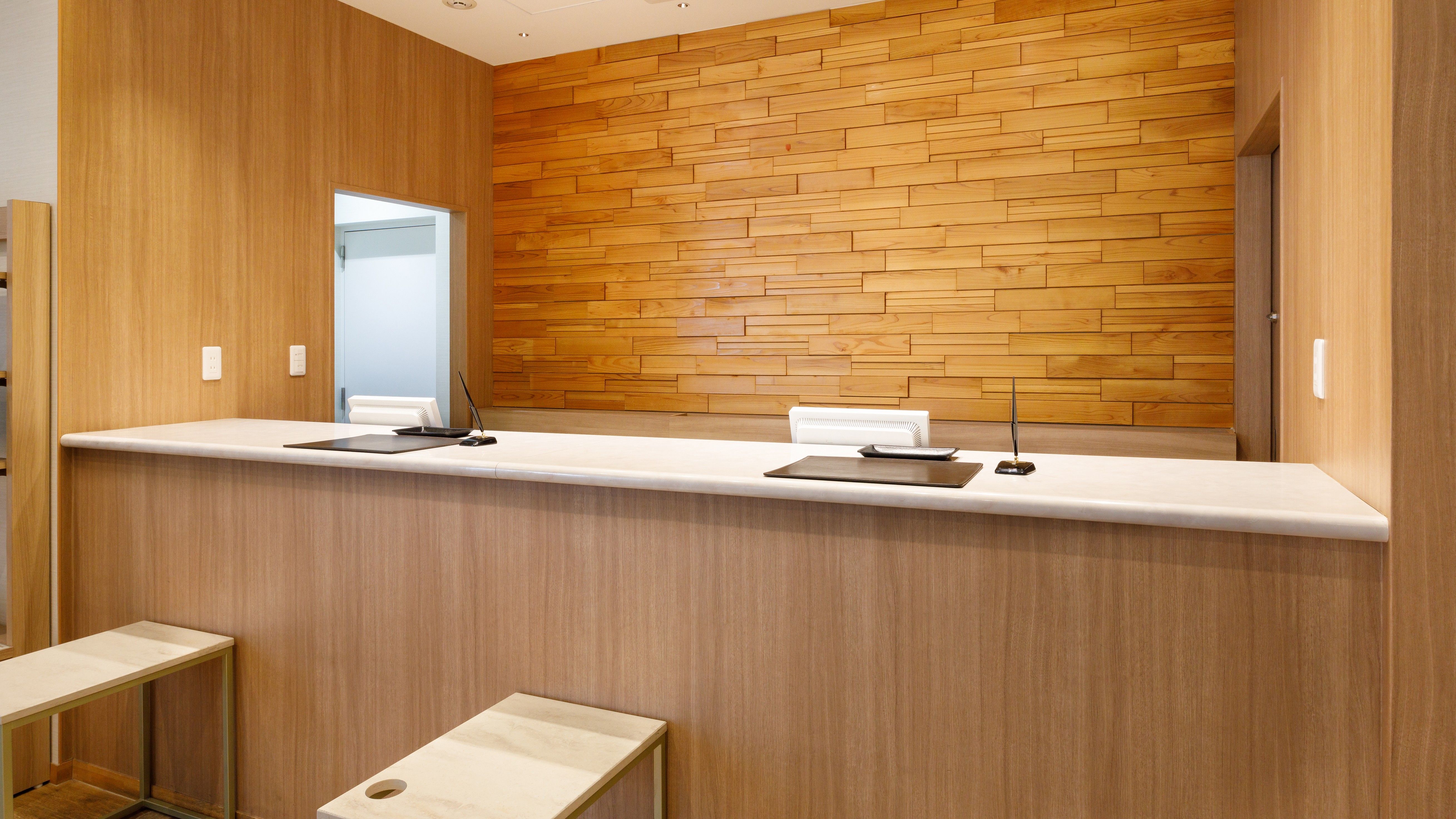 【木のぬくもりが感じられるロビー】