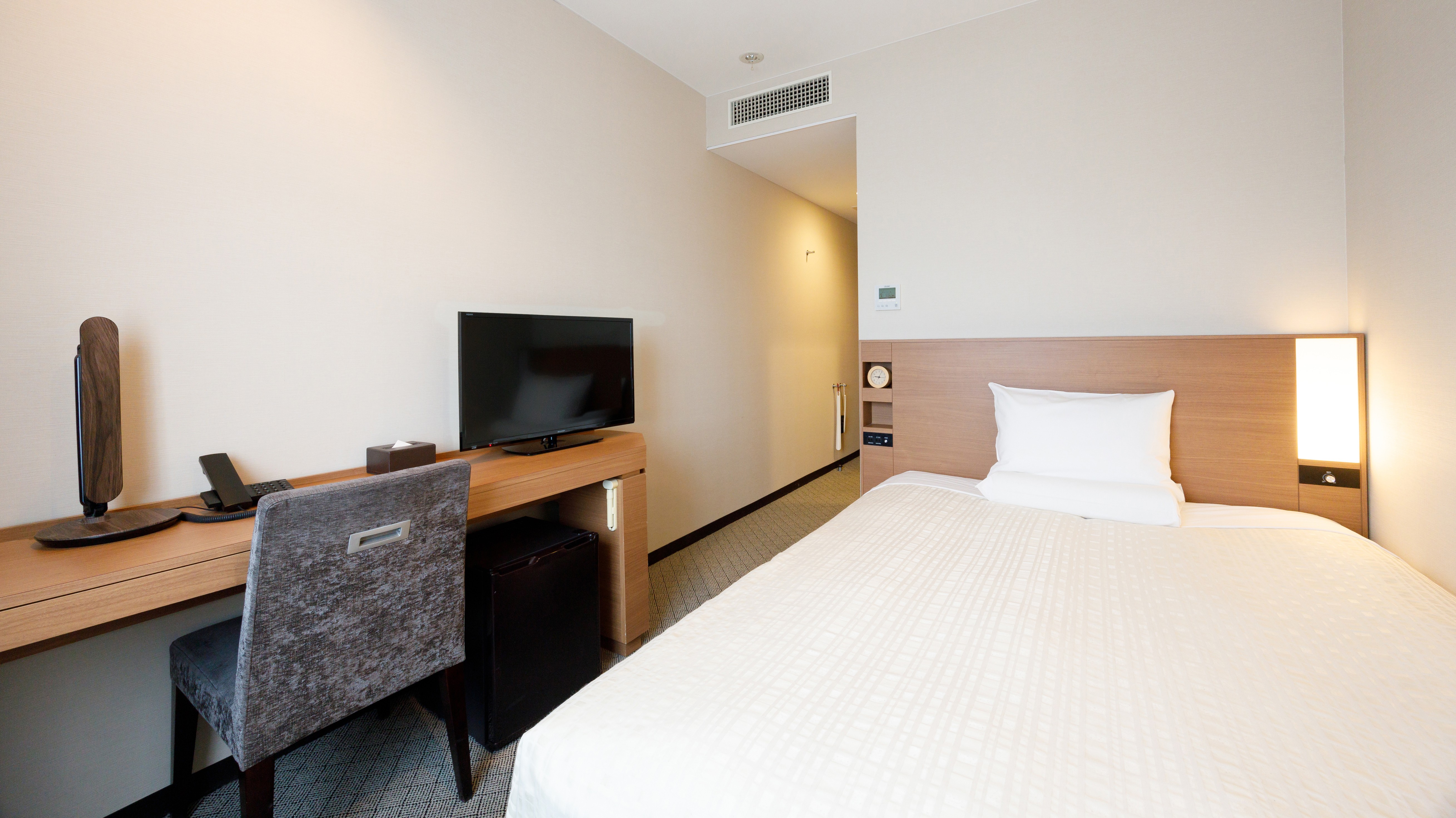 【シングル】15平米　ベッド：幅140cm&times;長さ195cm 1台