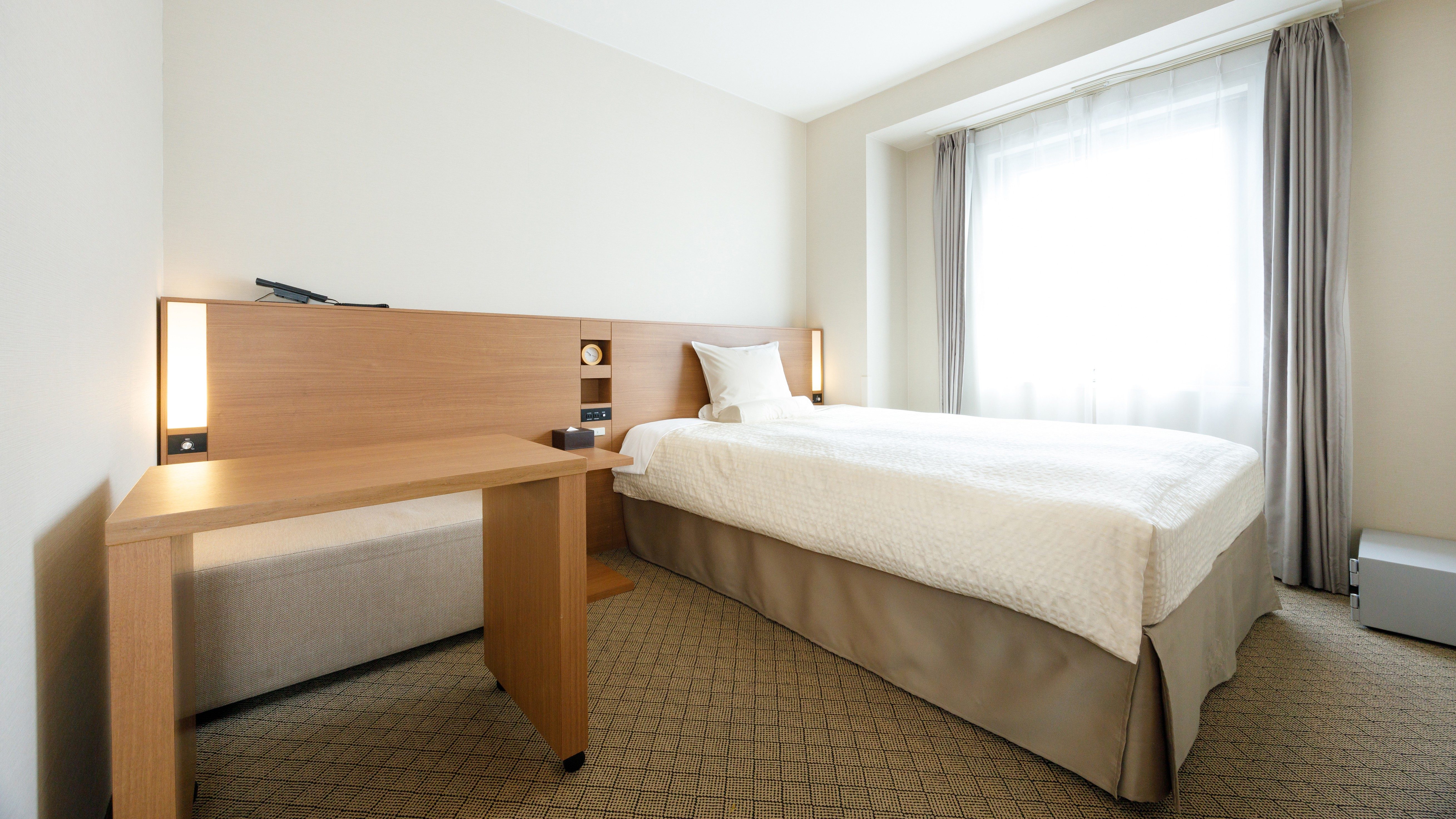 【デラックスシングル】17平米　ベッド：幅140cm&times;長さ205cm 1台