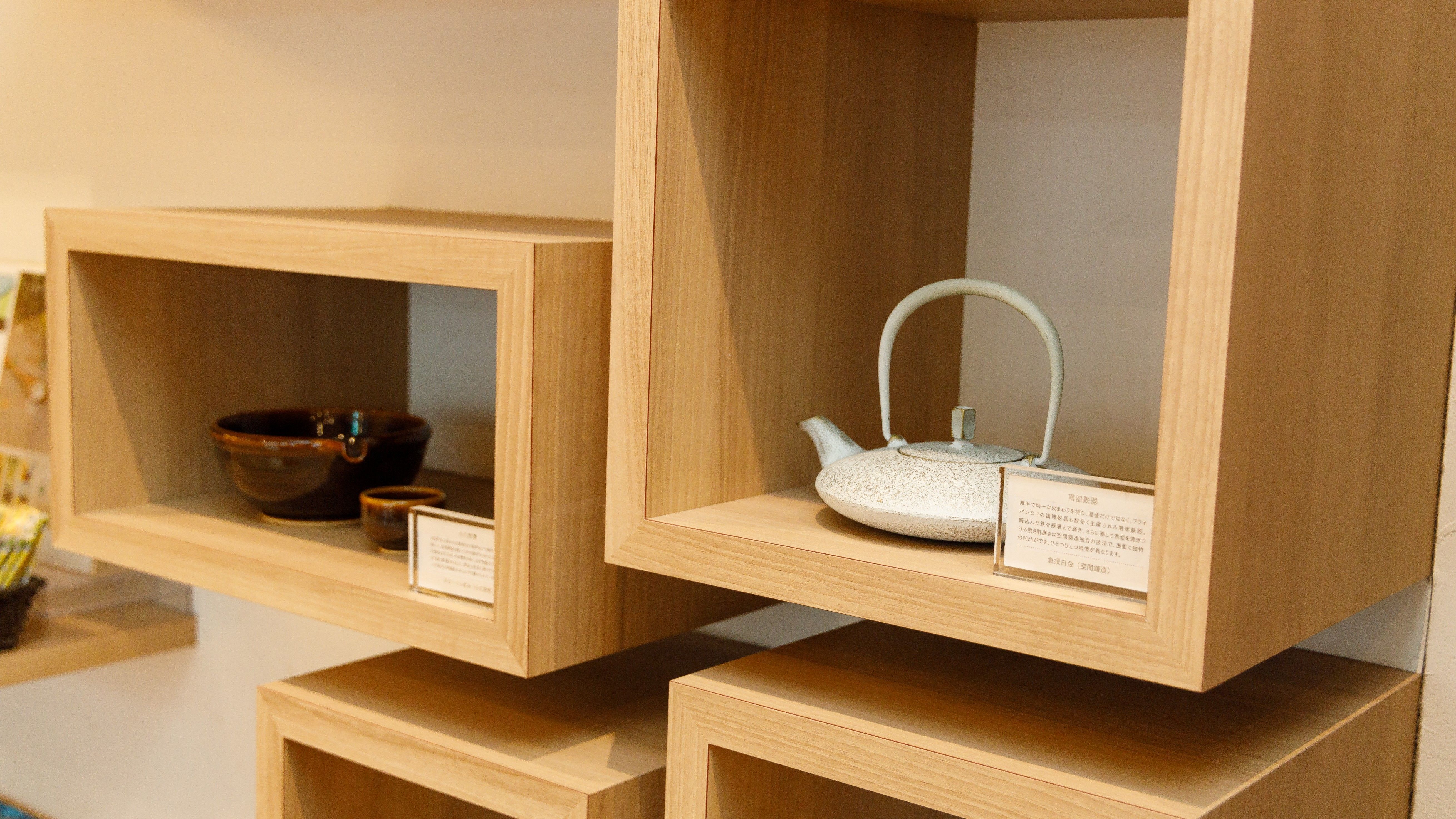 【木のぬくもりが感じられるロビー】